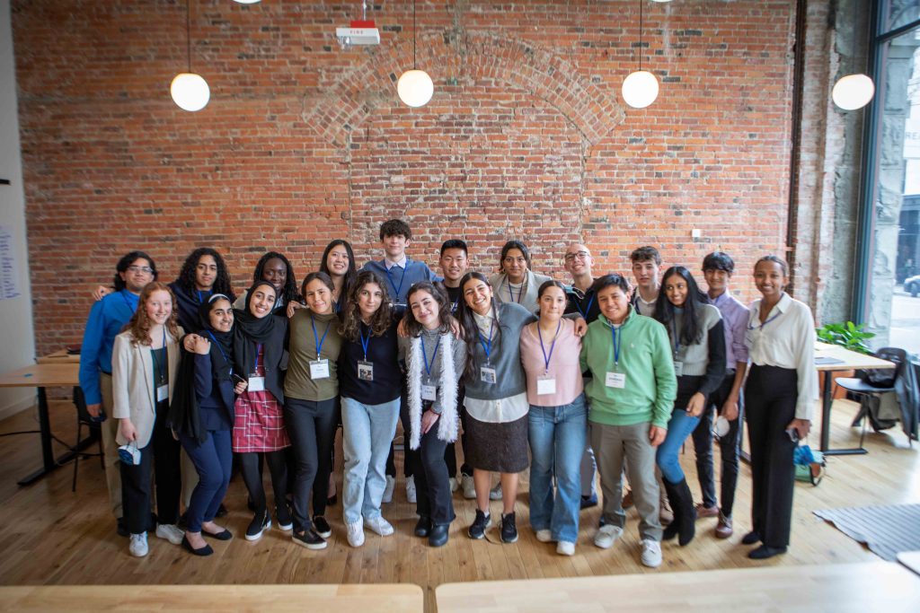 A group of two dozen high school students posing for a picture. 